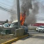 Choca y se incendia urvan del transporte público