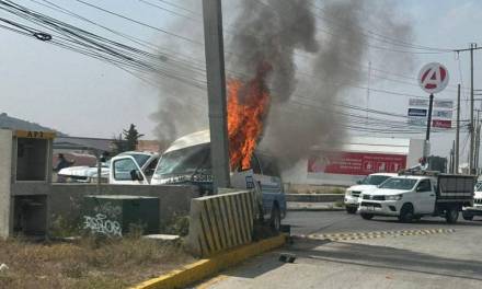 Choca y se incendia urvan del transporte público