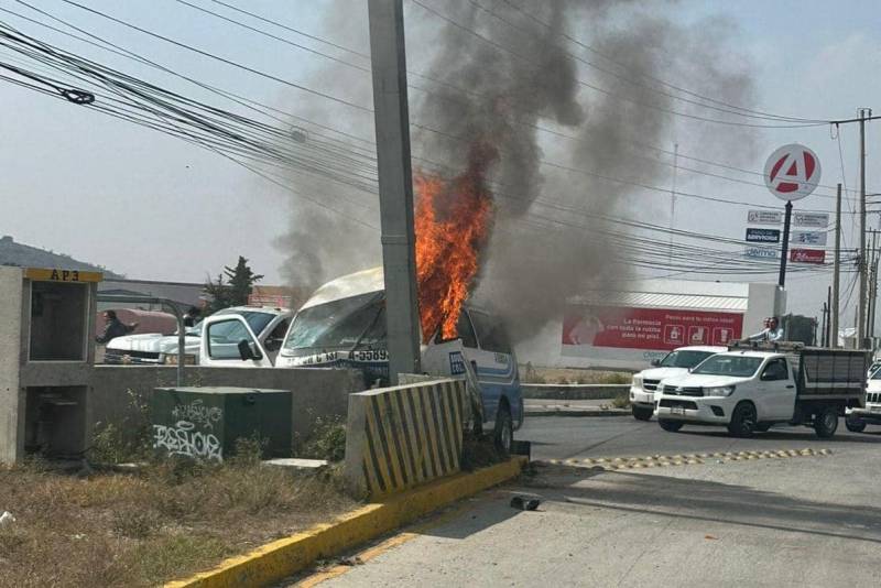 Choca y se incendia urvan del transporte público