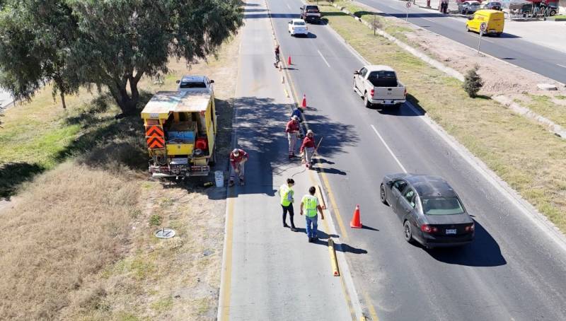 Reinstalan bolardos en carril confinado del Tuzobús