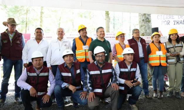 Julio Menchaca entrega apoyos a productores en Mineral del Chico