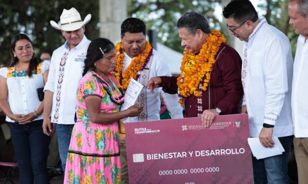 Julio Menchaca entrega obras de infraestructura y apoyos en Huautla