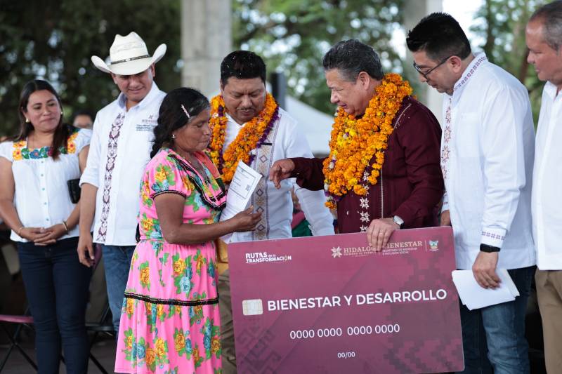 Julio Menchaca entrega obras de infraestructura y apoyos en Huautla