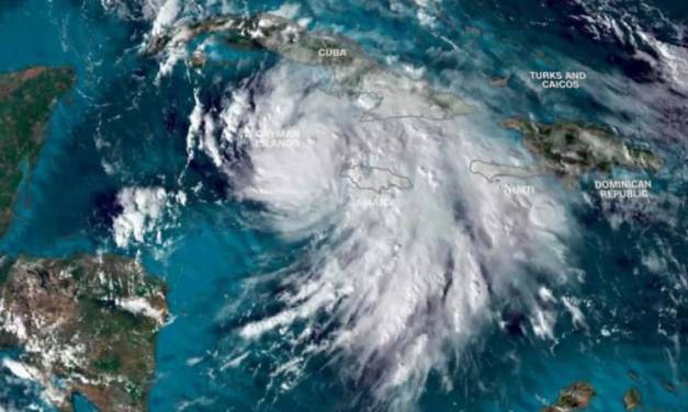 Rafael se degrada a tormenta tropical en el Golfo de México