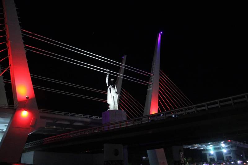 Puente Atirantado vuelve a verse iluminado