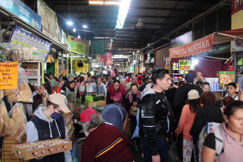 Abarrotan la Central de Abastos en vísperas navideñas