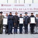 Conmemoran, reconocen y equipan a policías estatales