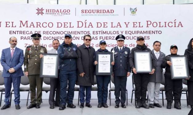 Conmemoran, reconocen y equipan a policías estatales