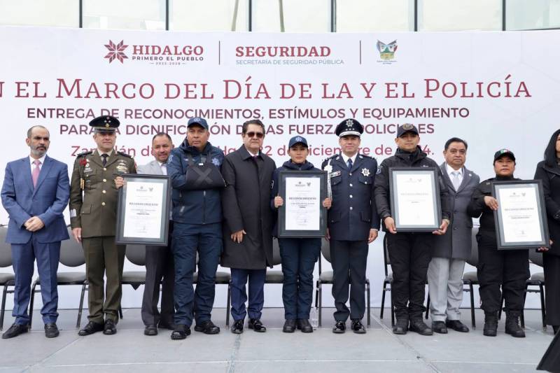 Conmemoran, reconocen y equipan a policías estatales