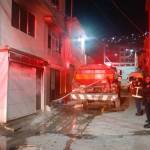 Bomberos rescatan hombre atrapado en incendio