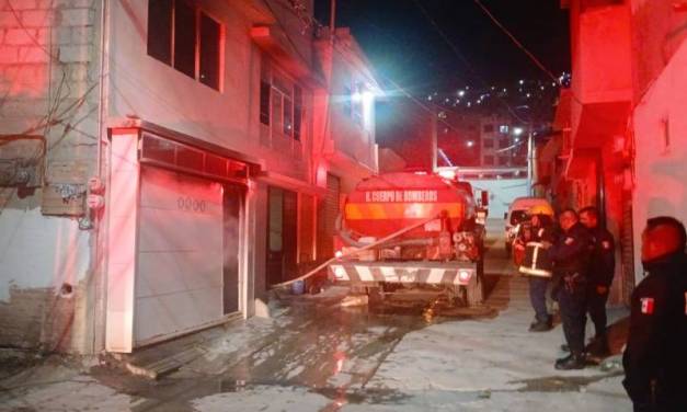 Bomberos rescatan hombre atrapado en incendio