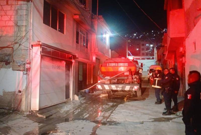 Bomberos rescatan hombre atrapado en incendio