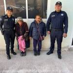 Policías de Pachuca ayudan a adulta mayor a regresar a casa
