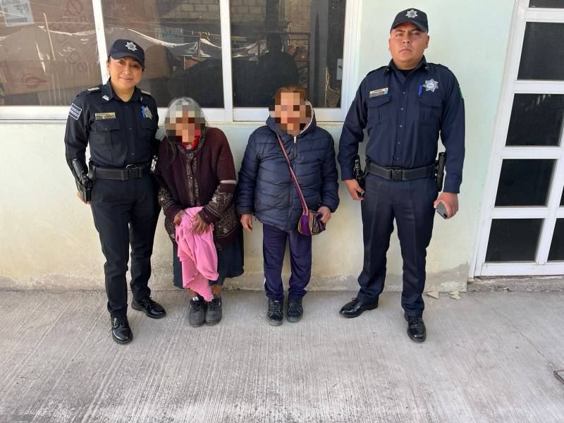 Policías de Pachuca ayudan a adulta mayor a regresar a casa