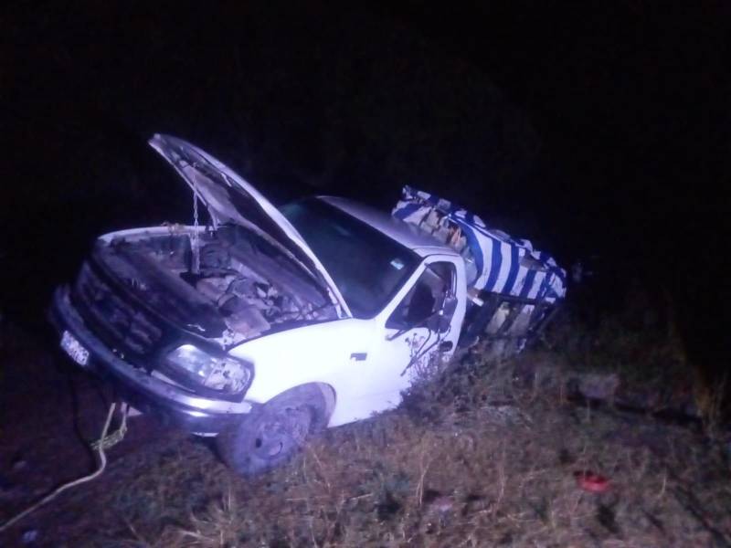 Abandonan camioneta volcada con huachicol en Tlahuelilpan