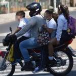 Buscan prohibir que menores de 12 años viajen en motocicletas