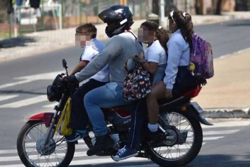 Buscan prohibir que menores de 12 años viajen en motocicletas