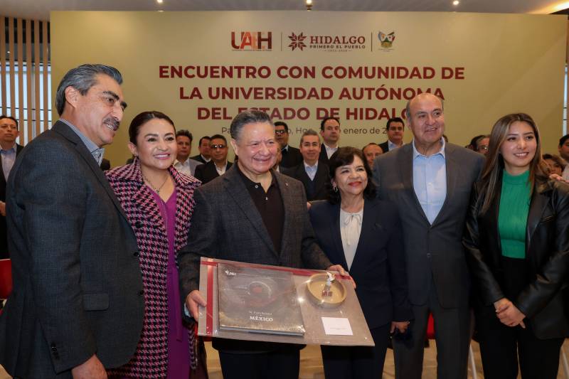 Julio Menchaca dialoga con autoridades universitarias