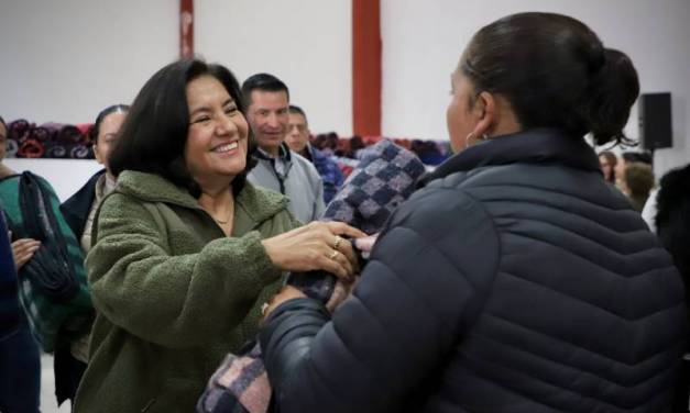 Entregan cobijas en Mineral del Monte para combatir las bajas temperaturas