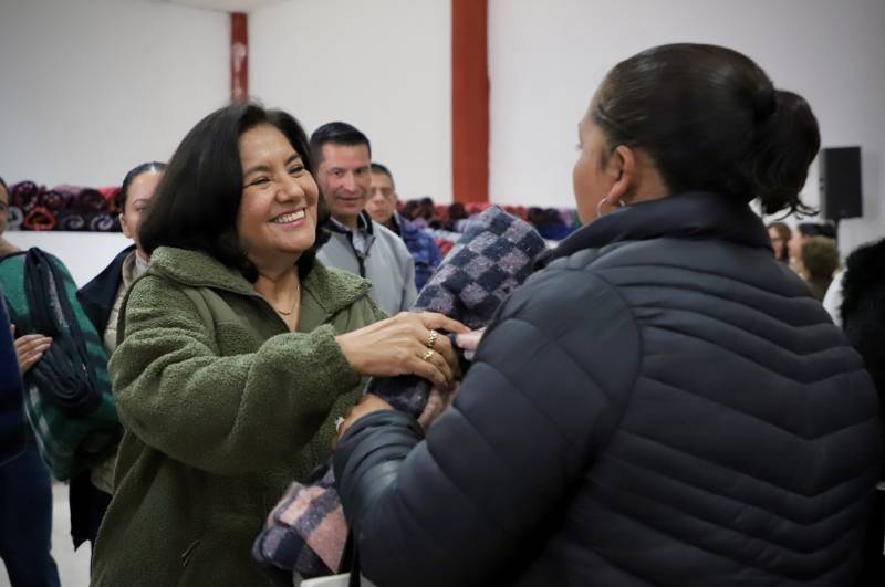 Entregan cobijas en Mineral del Monte para combatir las bajas temperaturas