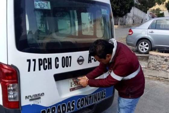 Sancionan a operador de urvan en Pachuca por pasarse un alto