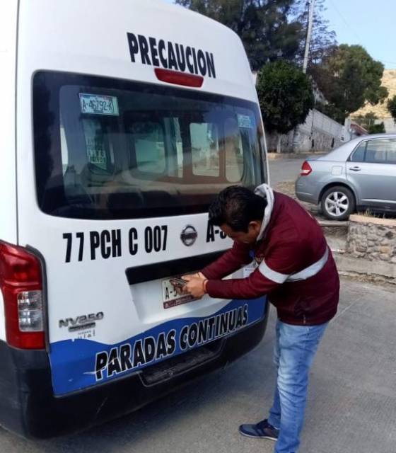 Sancionan a operador de urvan en Pachuca por pasarse un alto