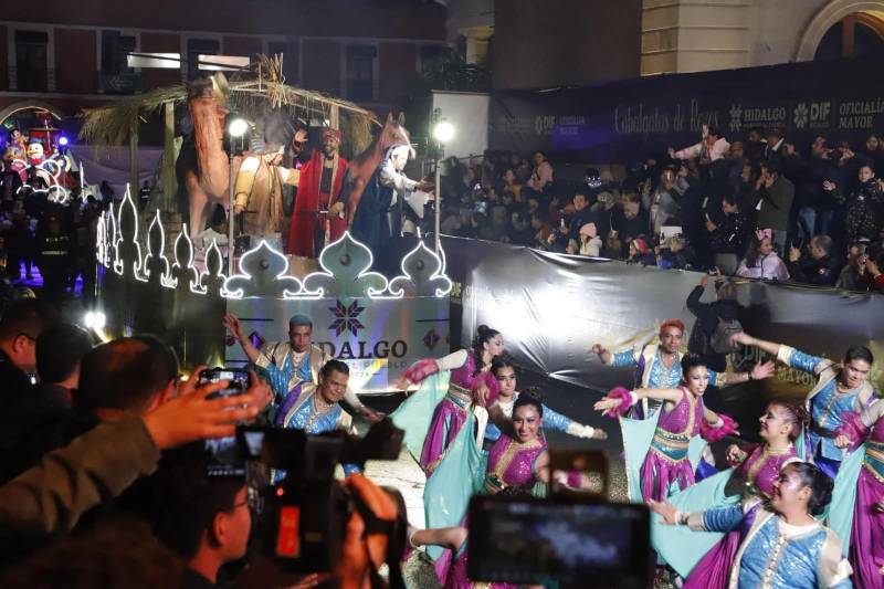 Cabalgata de Reyes Magos recorrió avenidas de Pachuca