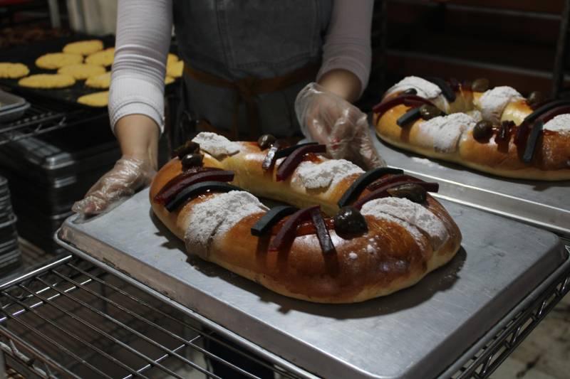 Gustavo Vargas y las tradicionales Roscas de Reyes