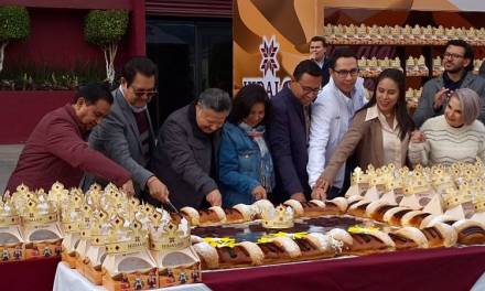 Parten Rosca de Reyes en Plaza Juárez de Pachuca