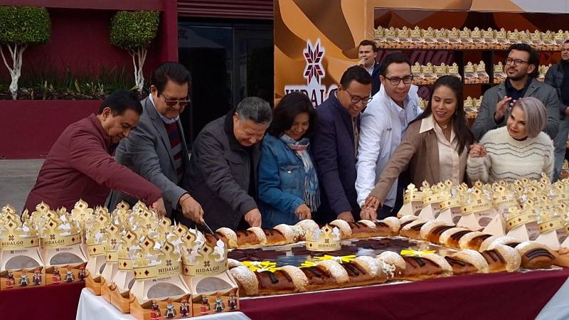 Parten Rosca de Reyes en Plaza Juárez de Pachuca