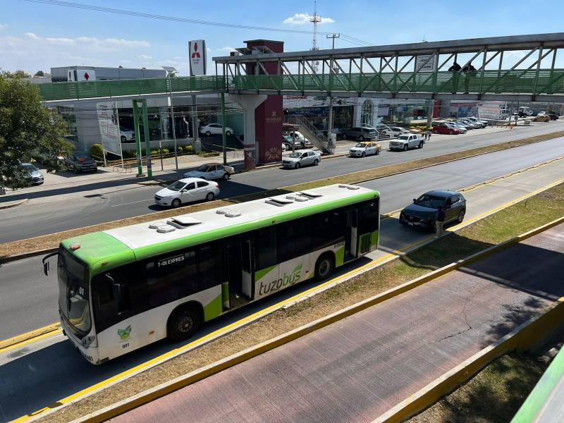 Multas por invadir carril confinado del Tuzobús