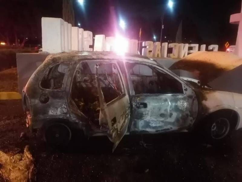 Vehículo se incendió en el estacionamiento del ICSA