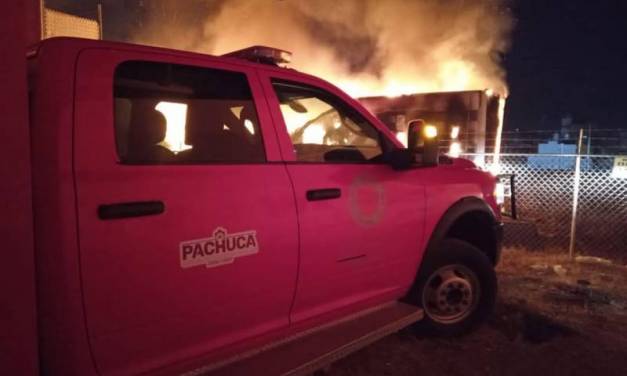 Controlan incendio de una caja de tráiler en colonia de Pachuca