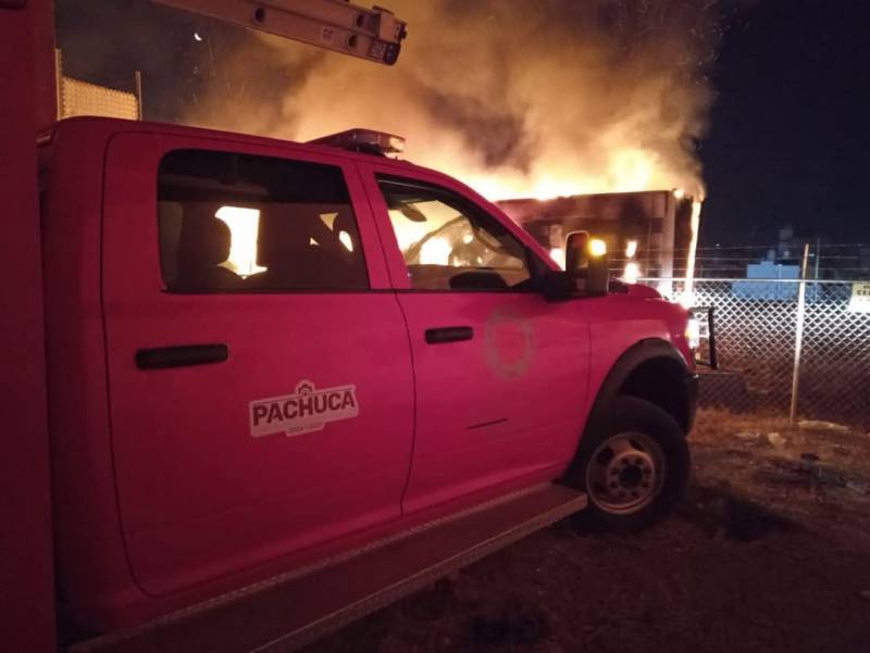 Controlan incendio de una caja de tráiler en colonia de Pachuca