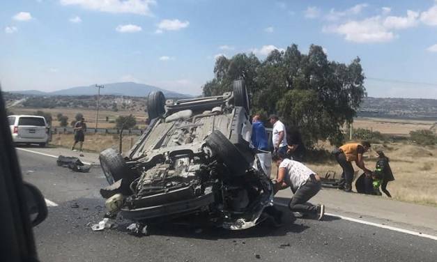 Fuerte accidente deja 2 personas sin vida