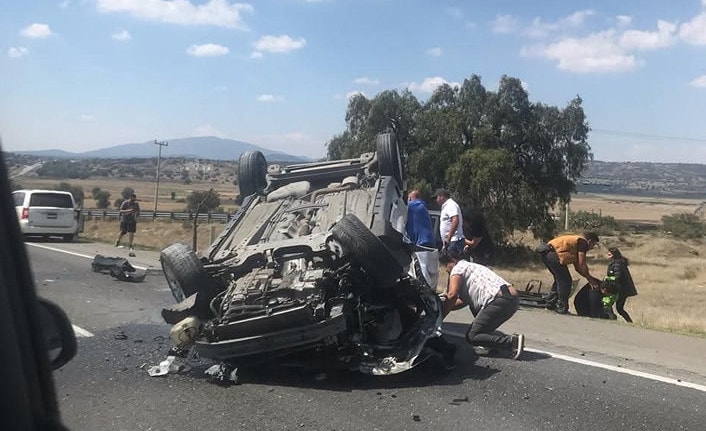 Fuerte accidente deja 2 personas sin vida