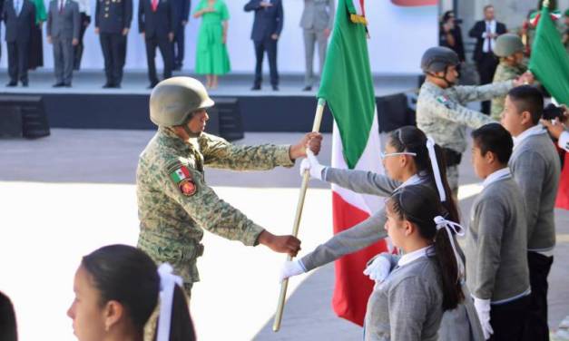 Conmemoran en Plaza Juárez el Día de la Bandera