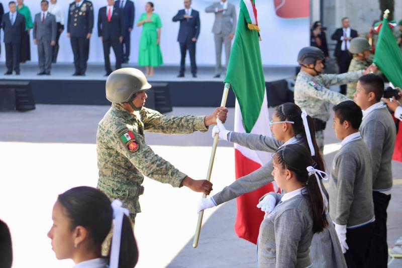 Conmemoran en Plaza Juárez el Día de la Bandera