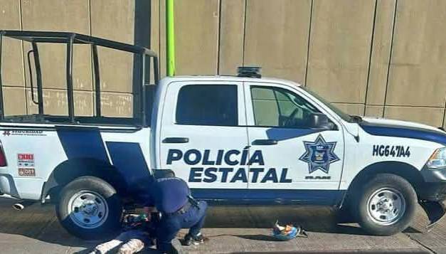 Chocan patrulla y motocicleta: 2 lesionados