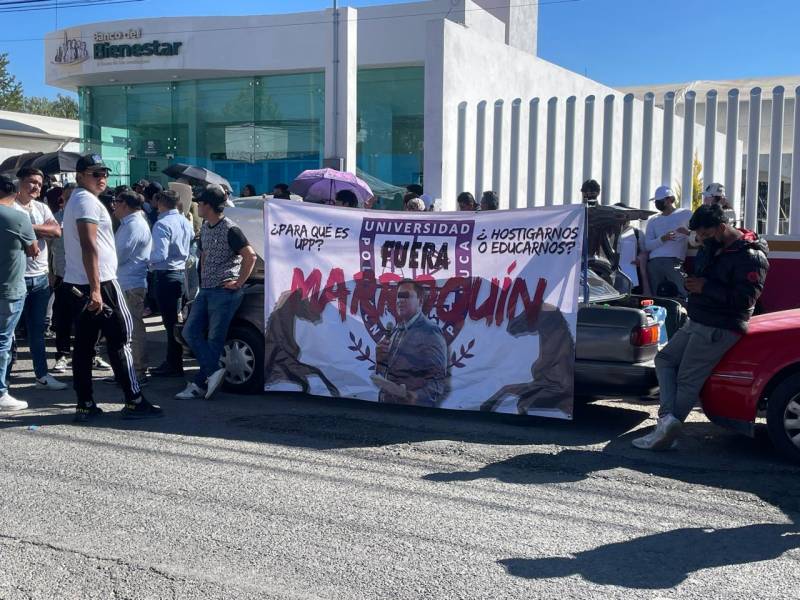 Estudiantes de la UPP entregar pliegos petitorios a Sheinbaum