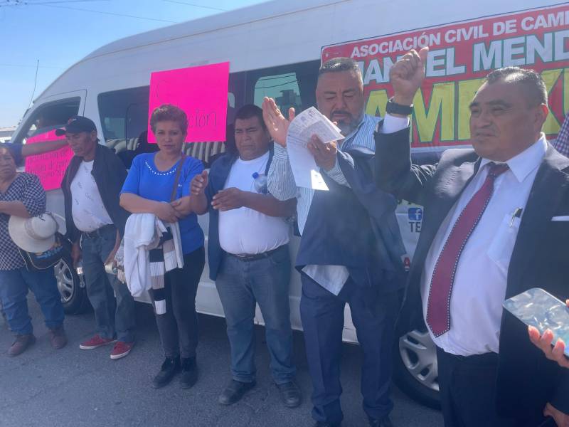 Transportistas bloquean bulevar Santa Catarina