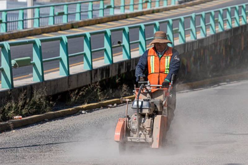 Inician trabajos de bacheo en Mineral de la Reforma