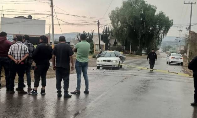 Atacan a 3 personas a bordo de un taxi en Tlaxcoapan