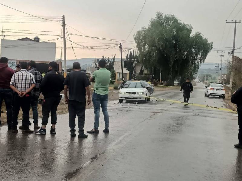 Atacan a 3 personas a bordo de un taxi en Tlaxcoapan