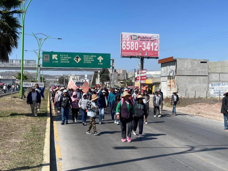 Caminan 11 km en busca de escrituras para sus predios