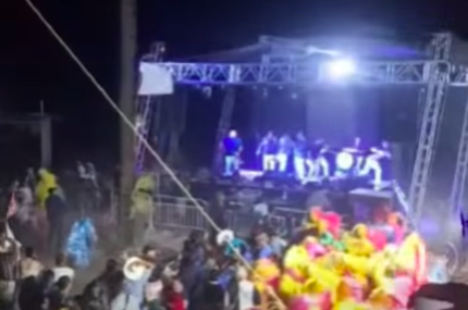 Vientos derriban escenario en carnaval de San Bartolo Tutotepec