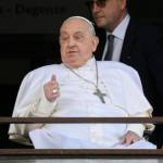 Papa Francisco deja el hospital y regresa al Vaticano