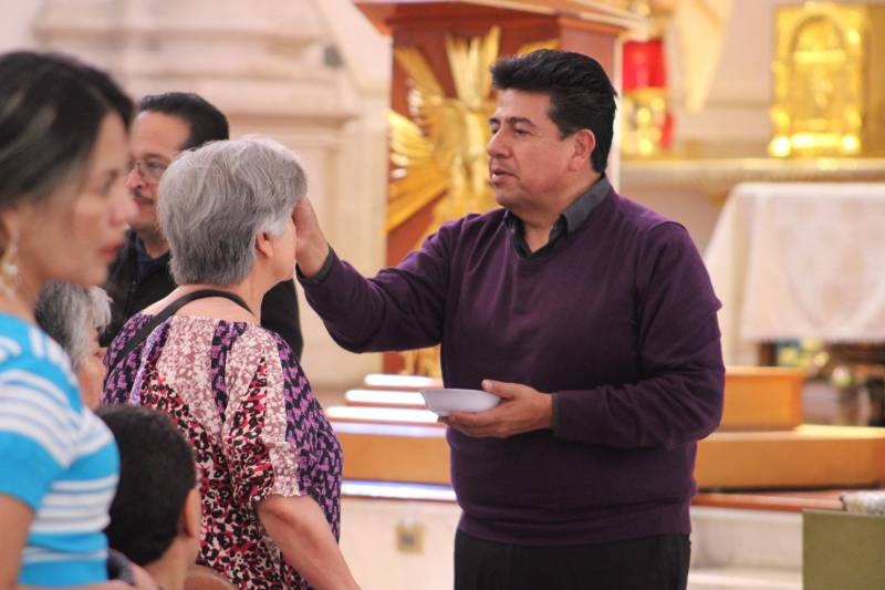 Participan fieles católicos de Pachuca en el Miércoles de Ceniza