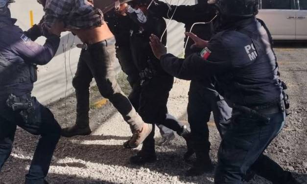 Hombre en azotea alerta a la policía en Pachuca