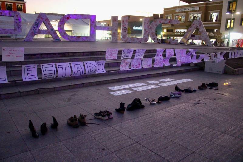 Colocan tendedero de fotos de personas desaparecidas en el Reloj de Pachuca